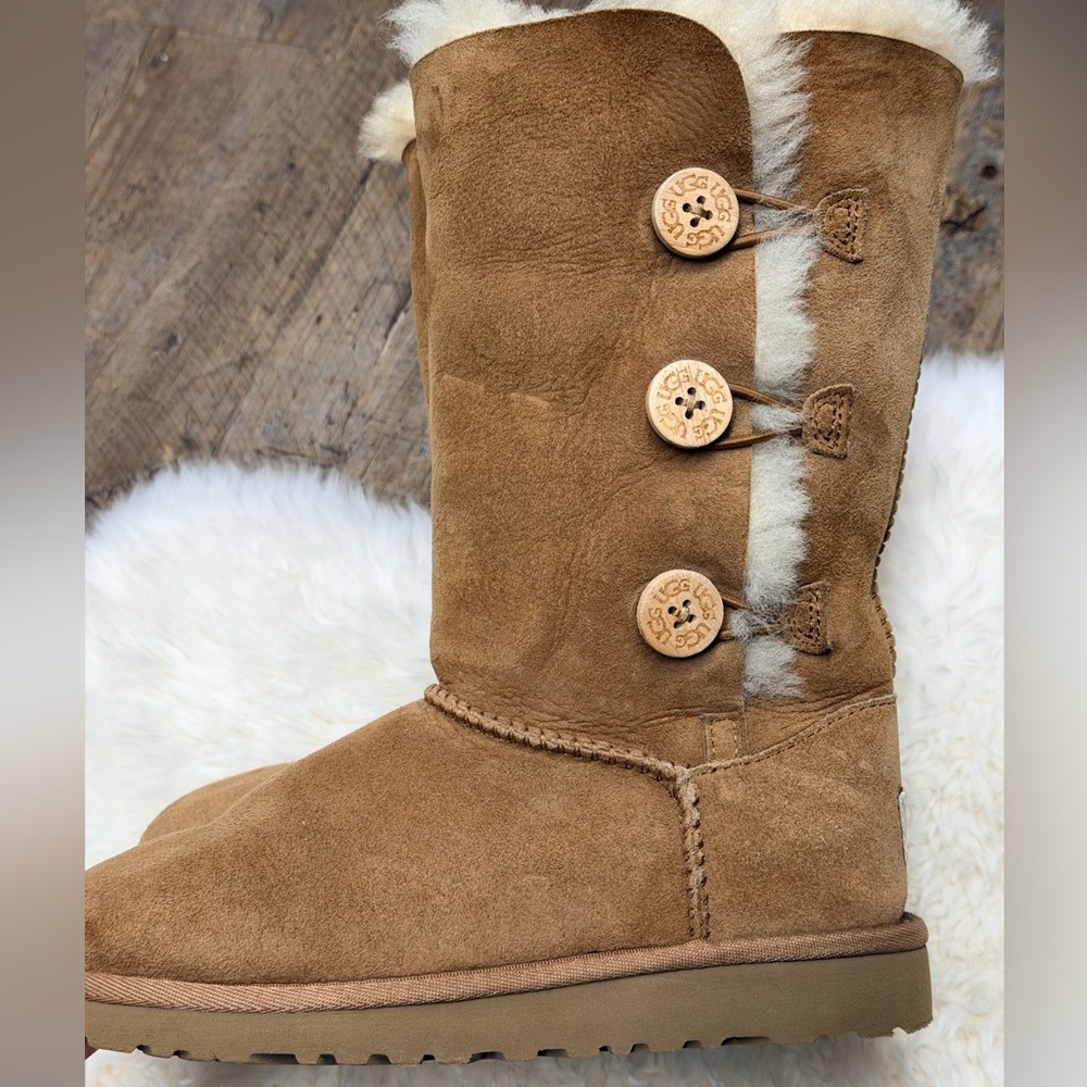 UGG youth Chestnut tall Button side Suede Shearling Boots size 2